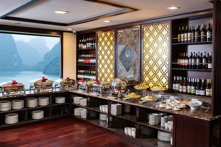 Luksuskrydstogt, der sejler gennem de fantastiske kalkstensklipper i Ha Long Bay, Vietnam, foto 27 | wizardtrip