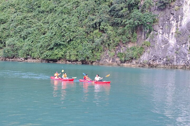 Luksuskrydstogt, der sejler gennem de fantastiske kalkstensklipper i Ha Long Bay, Vietnam, foto 28 | wizardtrip