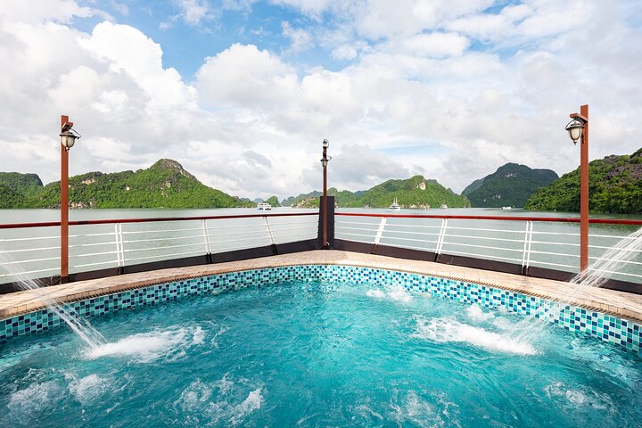 Luksuskrydstogt, der sejler gennem de fantastiske kalkstensklipper i Ha Long Bay, Vietnam, foto 32 | wizardtrip