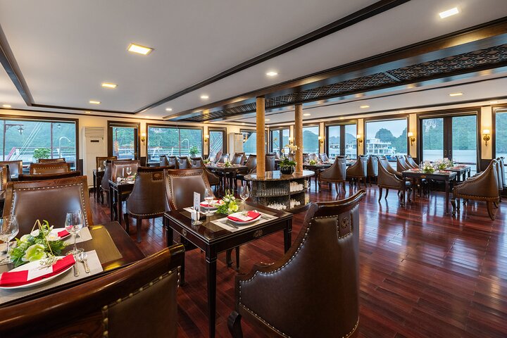 Luksuskrydstogt, der sejler gennem de fantastiske kalkstensklipper i Ha Long Bay, Vietnam, foto 34 | wizardtrip