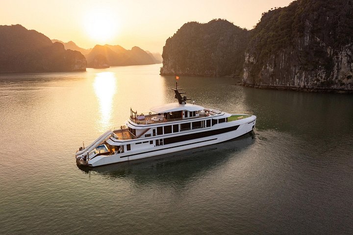 Luxury Hera Cruise navigating through the stunning karst formations of Halong Bay, Vietnam, photo 31 | wizardtrip