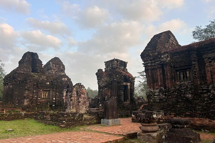 Explora los antiguos templos del Santuario My Son en Hoi An, Vietnam, con un tour guiado y comida tradicional, foto 8 | wizardtrip