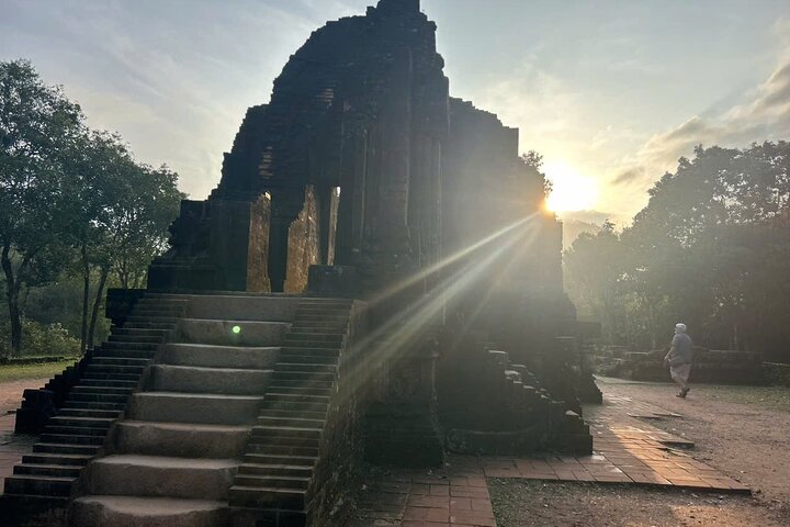 Explora los antiguos templos del Santuario My Son en Hoi An, Vietnam, con un tour guiado y comida tradicional, foto 11 | wizardtrip