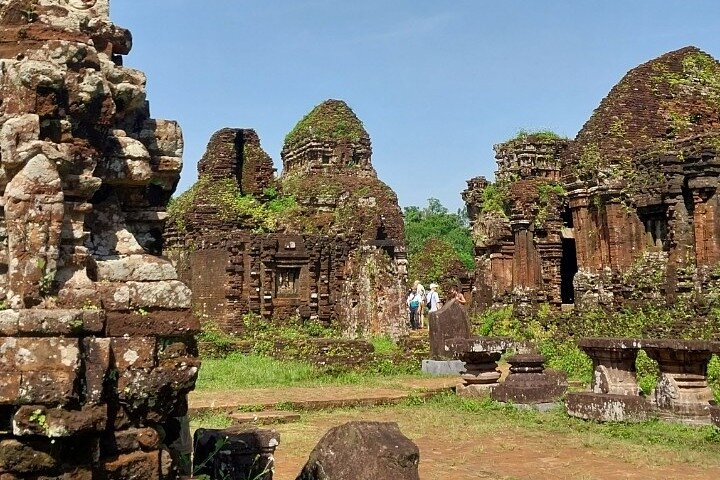 Explora los antiguos templos del Santuario My Son en Hoi An, Vietnam, con un tour guiado y comida tradicional, foto 12 | wizardtrip