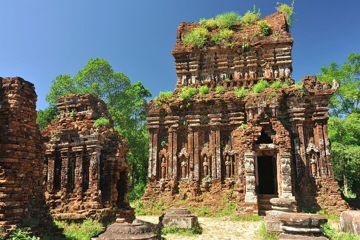 Explora los antiguos templos del Santuario My Son en Hoi An, Vietnam, con un tour guiado y comida tradicional, foto 13 | wizardtrip