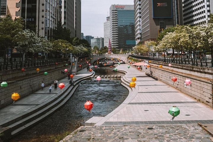 A culinary journey through Seoul's markets and traditional villages, featuring diverse Korean food tastings, photo 6 | wizardtrip