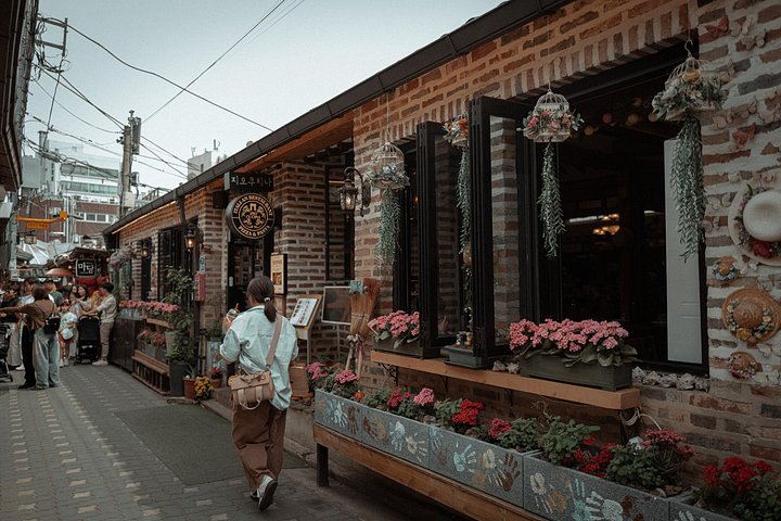 A culinary journey through Seoul's markets and traditional villages, featuring diverse Korean food tastings, photo 7 | wizardtrip