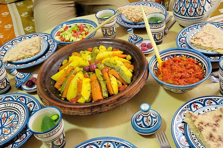 Praktisk marockansk matlagningskurs och kulturell upplevelse i Casablanca, inklusive traditionell mat och klädsel, foto 6 | wizardtrip