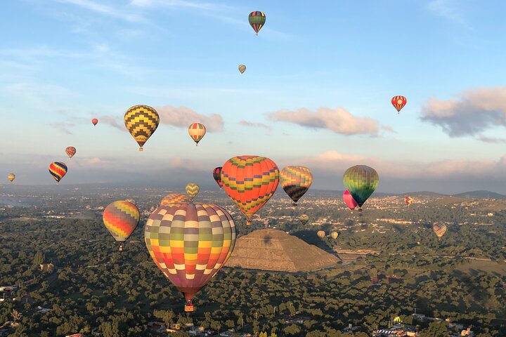 Vol en montgolfière au-dessus de Teotihuacan depuis Mexico | wizardtrip