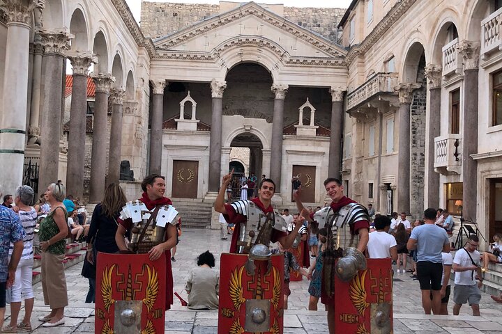 Recorrido guiado a pie por el Palacio de Diocleciano y Split, Croacia, foto 17 | wizardtrip