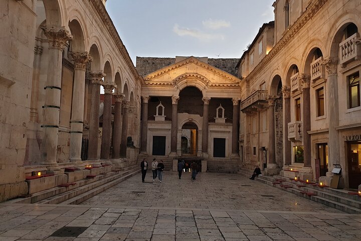 Recorrido guiado a pie por el Palacio de Diocleciano y Split, Croacia, foto 36 | wizardtrip