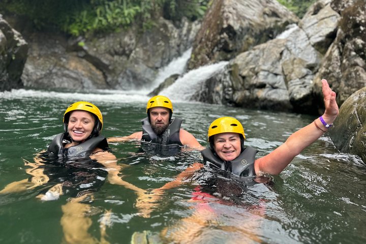 Liten gruppe som utforsker El Yunque regnskog med naturlige vannsklier og frodig vegetasjon, foto 7 | wizardtrip