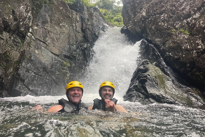 Liten gruppe som utforsker El Yunque regnskog med naturlige vannsklier og frodig vegetasjon, foto 8 | wizardtrip