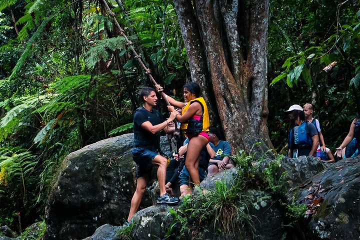 Liten gruppe som utforsker El Yunque regnskog med naturlige vannsklier og frodig vegetasjon, foto 9 | wizardtrip