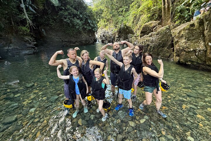 Liten gruppe som utforsker El Yunque regnskog med naturlige vannsklier og frodig vegetasjon, foto 12 | wizardtrip