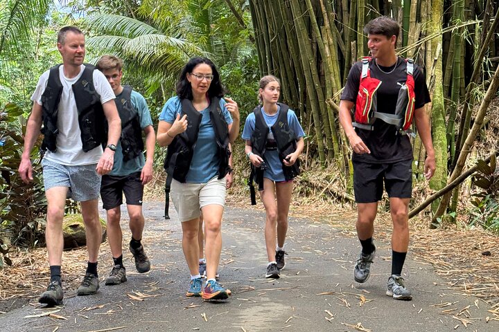 Liten gruppe som utforsker El Yunque regnskog med naturlige vannsklier og frodig vegetasjon, foto 13 | wizardtrip