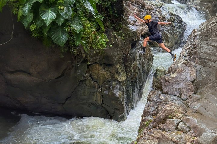 Liten gruppe som utforsker El Yunque regnskog med naturlige vannsklier og frodig vegetasjon, foto 14 | wizardtrip