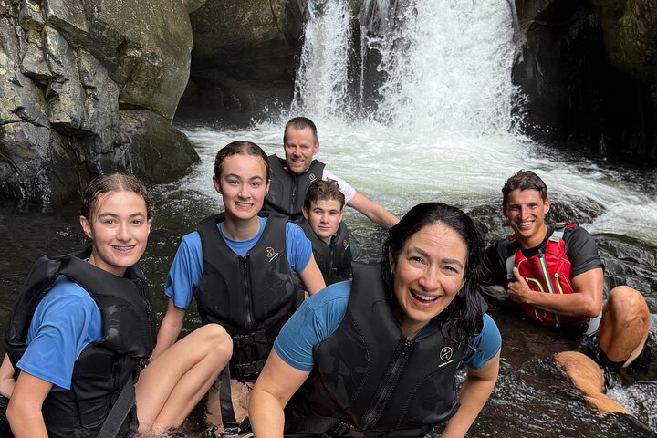 Liten gruppe som utforsker El Yunque regnskog med naturlige vannsklier og frodig vegetasjon, foto 15 | wizardtrip