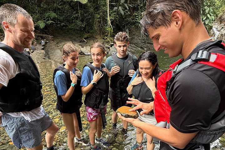 Liten gruppe som utforsker El Yunque regnskog med naturlige vannsklier og frodig vegetasjon, foto 16 | wizardtrip