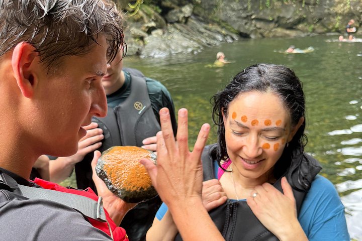 Liten gruppe som utforsker El Yunque regnskog med naturlige vannsklier og frodig vegetasjon, foto 17 | wizardtrip