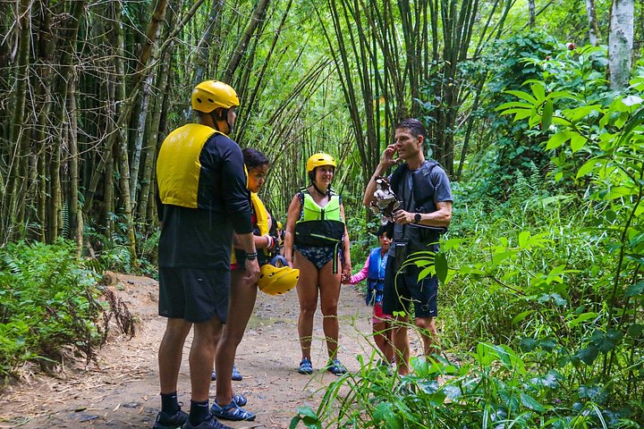 Liten gruppe som utforsker El Yunque regnskog med naturlige vannsklier og frodig vegetasjon, foto 21 | wizardtrip