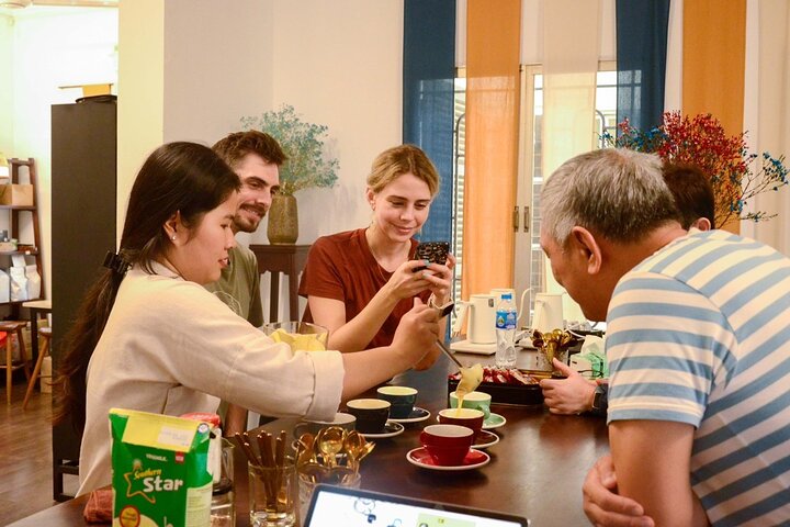 Apprenez à préparer du café vietnamien à Hanoï, dégustez des recettes et des liqueurs uniques lors d'un atelier culturel, photo 12 | wizardtrip
