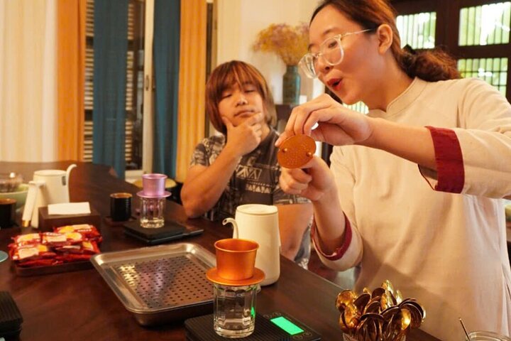Apprenez à préparer du café vietnamien à Hanoï, dégustez des recettes et des liqueurs uniques lors d'un atelier culturel, photo 17 | wizardtrip
