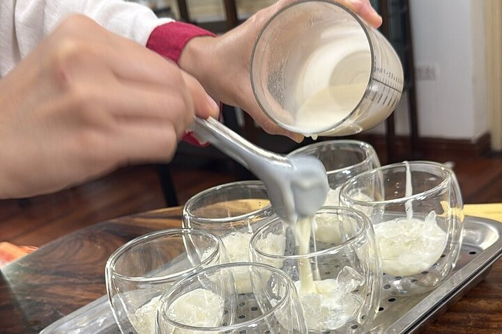 Apprenez à préparer du café vietnamien à Hanoï, dégustez des recettes et des liqueurs uniques lors d'un atelier culturel, photo 27 | wizardtrip