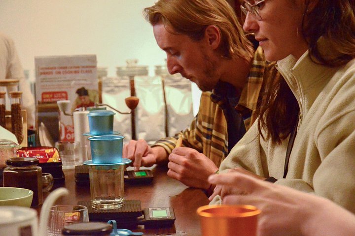 Apprenez à préparer du café vietnamien à Hanoï, dégustez des recettes et des liqueurs uniques lors d'un atelier culturel, photo 40 | wizardtrip