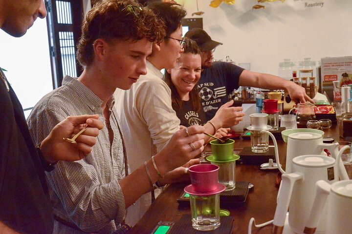 Apprenez à préparer du café vietnamien à Hanoï, dégustez des recettes et des liqueurs uniques lors d'un atelier culturel, photo 41 | wizardtrip
