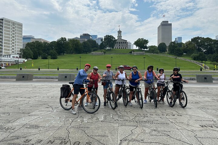 Utforska Nashvilles livliga stadsdelar och landmärken på en spännande elcykeltur, foto 6 | wizardtrip