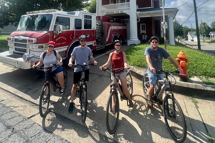 Utforska Nashvilles livliga stadsdelar och landmärken på en spännande elcykeltur, foto 11 | wizardtrip