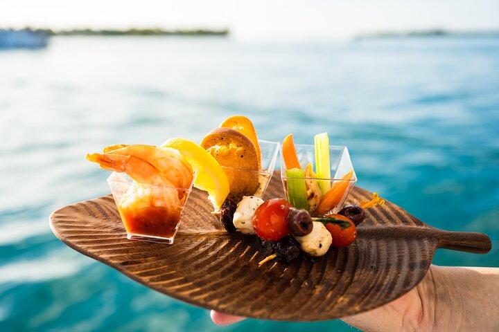 Profitez d'une croisière spectaculaire au coucher du soleil à Key West à bord d'un catamaran moderne, avec bar à volonté et musique live, photo 10 | wizardtrip