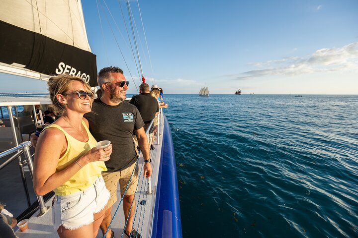Profitez d'une croisière spectaculaire au coucher du soleil à Key West à bord d'un catamaran moderne, avec bar à volonté et musique live, photo 15 | wizardtrip