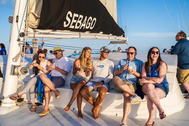 Profitez d'une croisière spectaculaire au coucher du soleil à Key West à bord d'un catamaran moderne, avec bar à volonté et musique live, photo 17 | wizardtrip