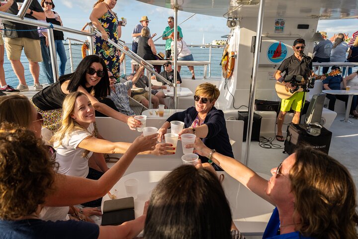 Profitez d'une croisière spectaculaire au coucher du soleil à Key West à bord d'un catamaran moderne, avec bar à volonté et musique live, photo 18 | wizardtrip