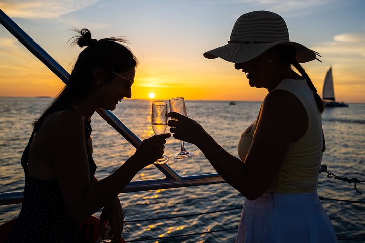 Genießen Sie eine luxuriöse Sonnenuntergangsfahrt in Key West, beobachten Sie Delfine bei einem Glas Wein und genießen Sie Tapas, Foto 16 | wizardtrip