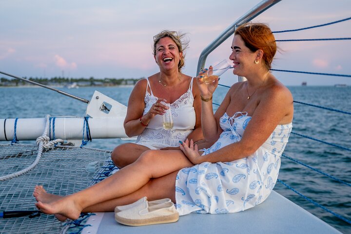 Genießen Sie eine luxuriöse Sonnenuntergangsfahrt in Key West, beobachten Sie Delfine bei einem Glas Wein und genießen Sie Tapas, Foto 19 | wizardtrip