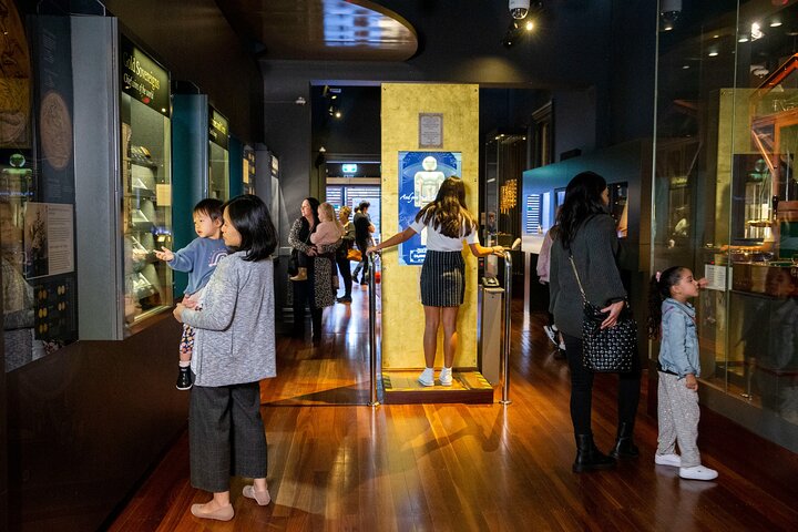 Découvrez la visite de la Perth Mint en Australie, présentant l'histoire de l'or et les métaux précieux, photo 6 | wizardtrip