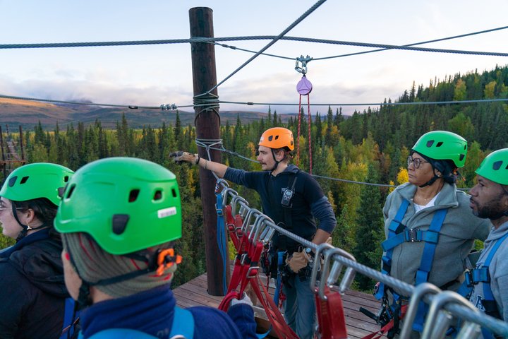 Ervaar een opwindend zipline-avontuur door het Alaskaanse boreale bos nabij Denali National Park, foto 17 | wizardtrip
