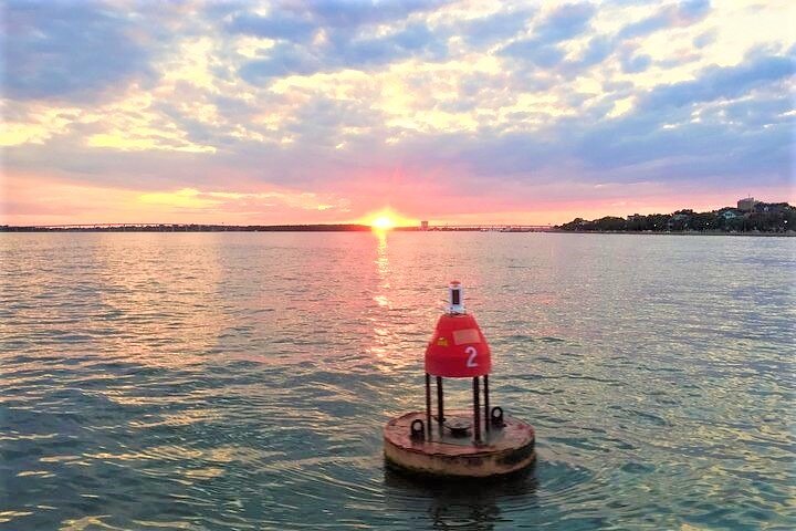 Passeio de Barco ao Pôr do Sol na Baía de Charleston | wizardtrip