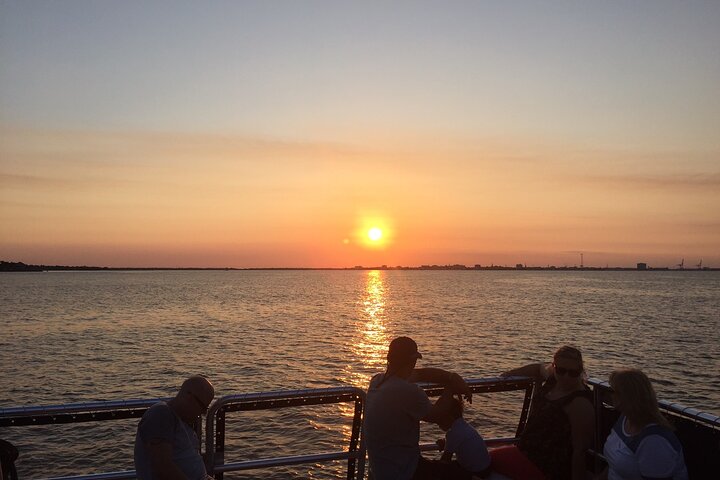 Charleston havs solnedgangscruise på en katamaran, med udsigt over skyline og vartegn, foto 6 | wizardtrip