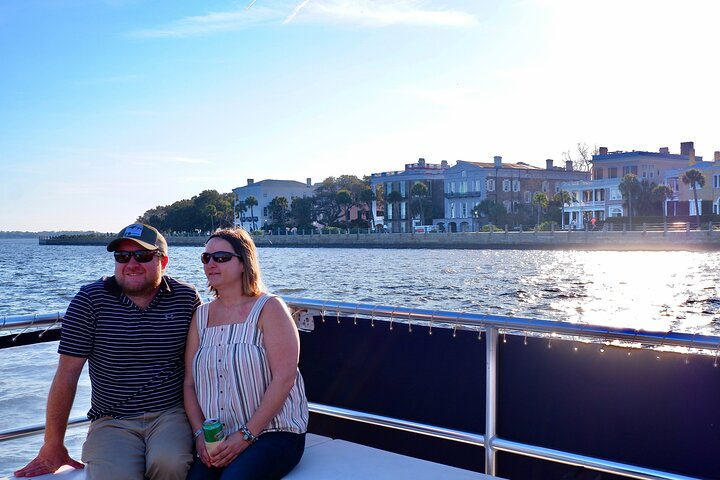 Charleston havs solnedgangscruise på en katamaran, med udsigt over skyline og vartegn, foto 9 | wizardtrip