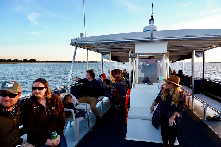 Charleston havs solnedgangscruise på en katamaran, med udsigt over skyline og vartegn, foto 12 | wizardtrip