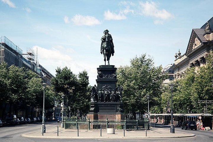En guidad vandringstur som utforskar Berlins historiska landmärken och moderna stadssilhuett, foto 17 | wizardtrip