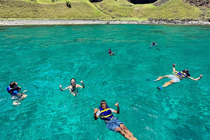 Tour in catamarano a potenza lungo l'imponente Na Pali Coast a Kauai, Hawaii, con opportunità di snorkeling e avvistamento di fauna selvatica, foto 6 | wizardtrip