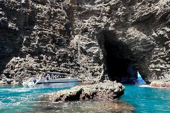 Tour in catamarano a potenza lungo l'imponente Na Pali Coast a Kauai, Hawaii, con opportunità di snorkeling e avvistamento di fauna selvatica, foto 9 | wizardtrip