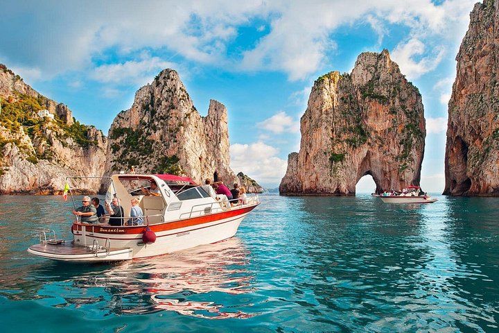 Excursión Guiada en Barco a Capri con Exploración de la Isla y Traslado | wizardtrip