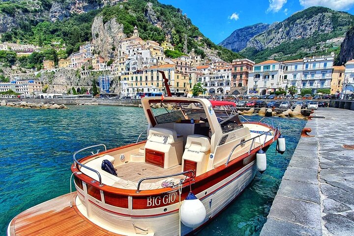 Experiencia en barco por Amalfi y Positano con tiempo libre y traslado | wizardtrip