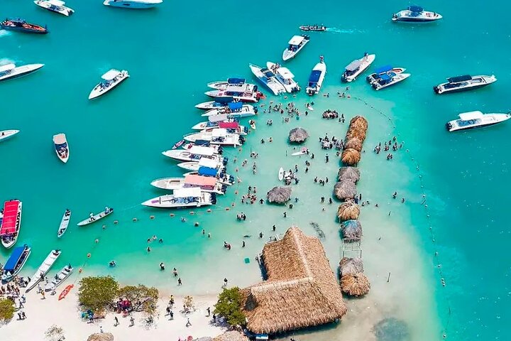 Passeio de barco em festa para saltar de ilha em ilha, apenas para adultos, em Cartagena, com 5 paragens, música e clubes de praia, foto 7 | wizardtrip